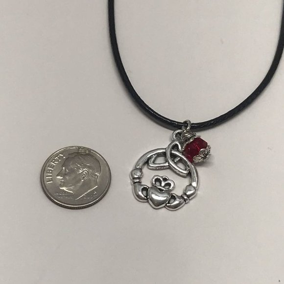 Claddagh Triquetra Celtic Trinity Knot Dark Red - Picture 5 of 8